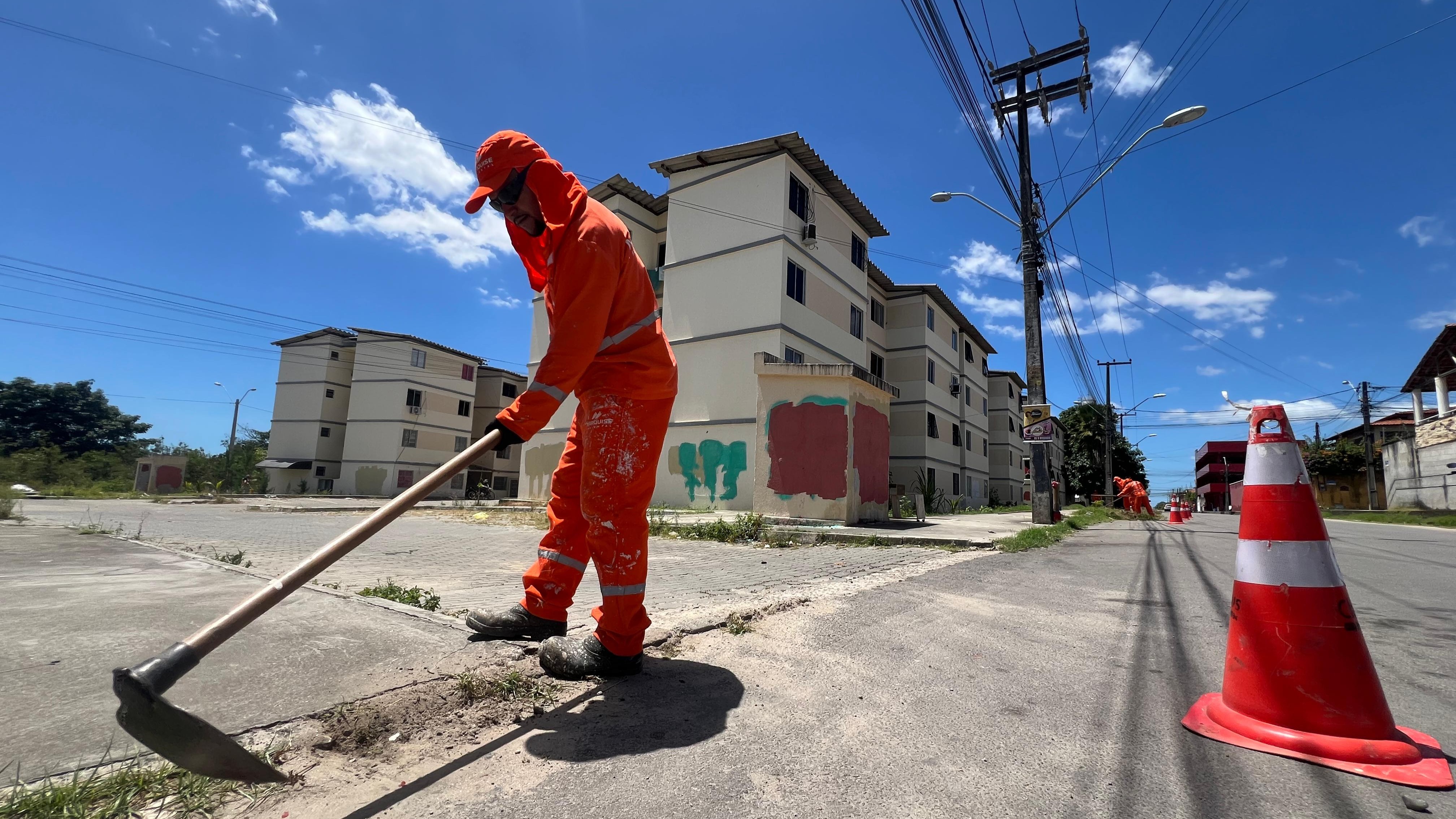 homem capinando uma rua